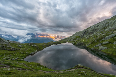 Frankreich, Mont Blanc, Cheserys-See, Mont Blanc spiegelt sich im See an einem stürmischen Tag bei Sonnenuntergang - LOMF000001