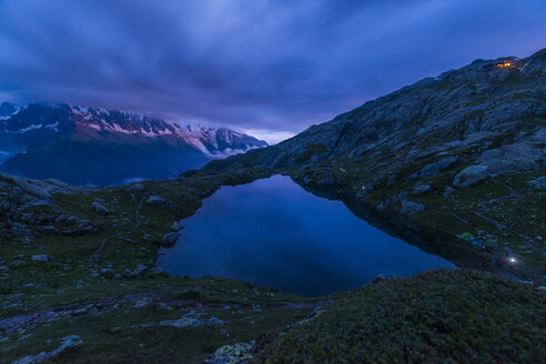 Frankreich, Mont Blanc, Cheseryssee, Berg und See zur blauen Stunde - LOMF000002