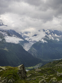 Frankreich, Mont Blanc, Glacier d'Argentiere und die Stadt Chamonix an einem stürmischen Tag - LOMF000003