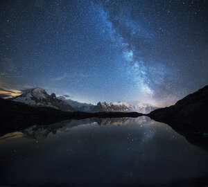 Frankreich, Mont Blanc, Cheserys-See, Milchstraße und Mont Blanc spiegeln sich im See bei Nacht - LOMF000006