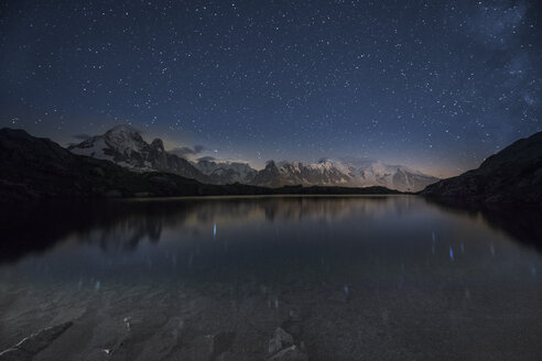 Frankreich, Mont Blanc, Cheserys-See, Milchstraße und Mont Blanc spiegeln sich im See bei Nacht - LOM000008