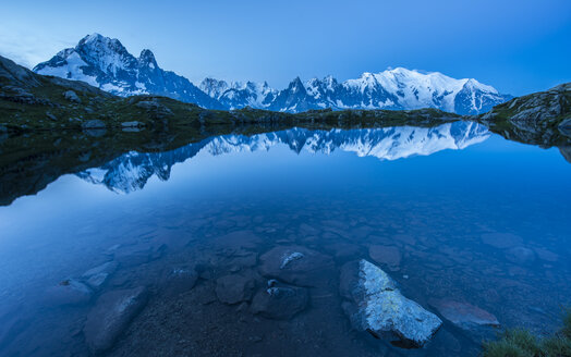 Frankreich, Mont Blanc, Cheserys-See, Mont Blanc spiegelt sich im See zur blauen Stunde - LOMF000009