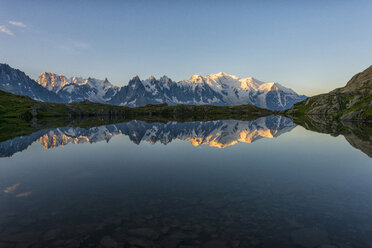 Frankreich, Mont Blanc, Cheserys-See, Mont Blanc spiegelt sich im See bei Sonnenaufgang - LOMF000024