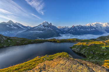 Frankreich, Mont Blanc, Cheseryssee, Berg und See bei Sonnenaufgang - LOMF000025