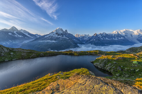 Frankreich, Mont Blanc, Cheseryssee, Berg und See bei Sonnenaufgang - LOMF000025