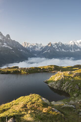 Frankreich, Mont Blanc, Cheseryssee, Berg und See bei Sonnenaufgang - LOMF000010