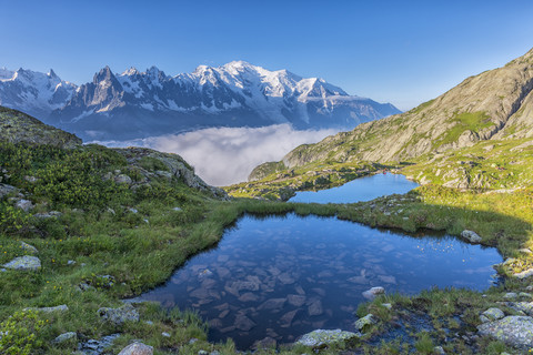 Frankreich, Mont Blanc, Cheserys See, kleine Seen am Morgen, lizenzfreies Stockfoto