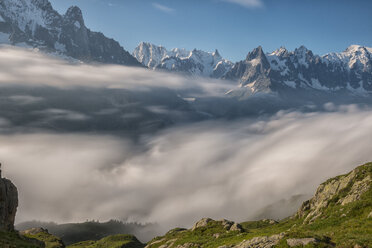 Frankreich, Mont Blanc, Wolken über dem Tal von Chamonix vor dem Mont Blanc - LOMF000028