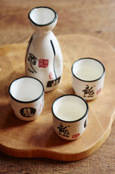 Sake-Set mit 4 Tassen und einer Karaffe, zwei Tassen gefüllt mit Sake - HAWF000800