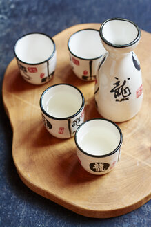 Sake-Set mit 4 Tassen und einer Karaffe, zwei Tassen gefüllt mit Sake - HAWF000801