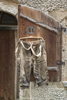 Deutschland, Bayern, kurze Lederhosen am Fensterladen hängend zu verkaufen - OPF000058