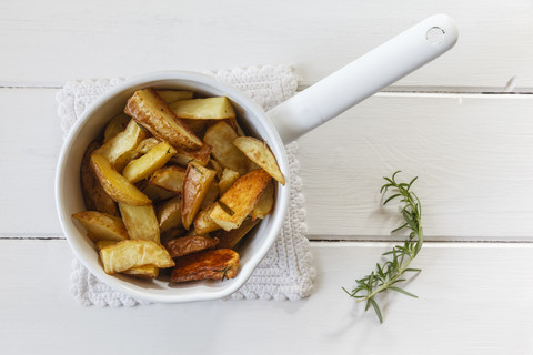 Auflauf von Kartoffelspalten mit Rosmarin, lizenzfreies Stockfoto