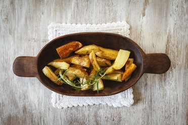 Wooden bowl of potato wedges with rosemary - EVGF001827