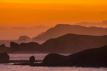 Indonesien, Bali, Küstenlinie der Insel Lombok bei Sonnenuntergang - KNTF000056