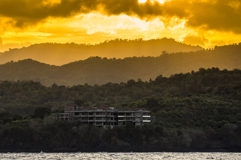 Indonesien, Bali, unfertiges Gebäude an der Küste am Abend - KNTF000066