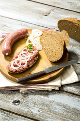 Schweinehackfleisch mit Zwiebeln und Schinken auf Brot - MAEF010745