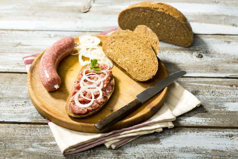 Schweinehackfleisch mit Zwiebeln und Schinken auf Brot - MAEF010746