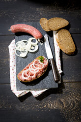 Schweinehackfleisch mit Zwiebeln und Schinken auf Brot - MAEF010748
