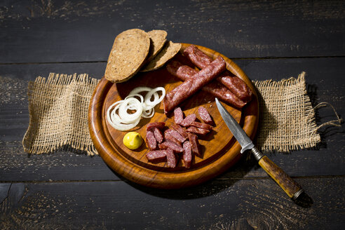 Landjägerwurst, Zwiebelringe, Senf und Brot - MAEF010749