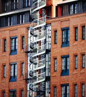 Deutschland, Hamburg, Gebäude mit Wendeltreppe - KRPF001452