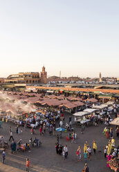 Marokko, Marrakesch, Blick auf den Jemaa el-Fnaa-Basar am Abend - JUNF000318