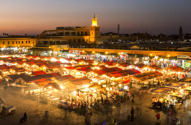 Marokko, Marrakesch, Blick auf den beleuchteten Jemaa el-Fnaa-Basar am Abend - JUNF000319