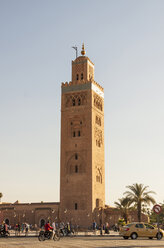 Marokko, Marrakesch, Blick auf die Koutoubia-Moschee - JUNF000321