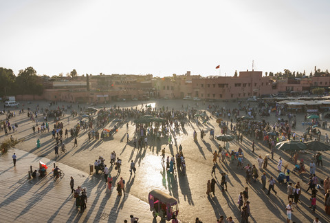 Marokko, Marrakesch, Blick auf den beleuchteten Jemaa el-Fnaa-Basar am Abend, lizenzfreies Stockfoto