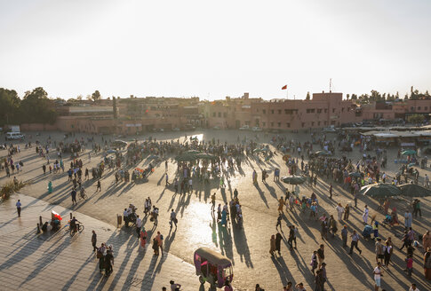 Marokko, Marrakesch, Blick auf den beleuchteten Jemaa el-Fnaa-Basar am Abend - JUNF000322