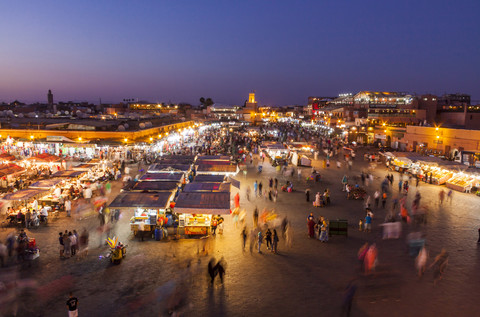 Marokko, Marrakesch, Blick auf den beleuchteten Jemaa el-Fnaa-Basar, lizenzfreies Stockfoto