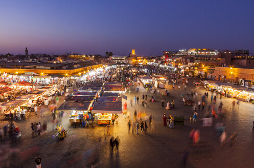 Marokko, Marrakesch, Blick auf den beleuchteten Jemaa el-Fnaa-Basar - JUNF000323