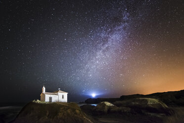 Spain, Galicia, Valdovino, Little chapel Virxe do Porto in the galician coast in a night shot with stars and milky way - RAE000216