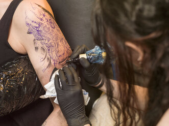 Tattoo artist at work - TAMF000013