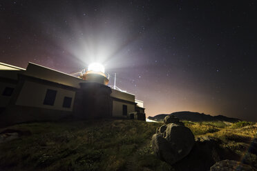 Spain, Galicia, Ferrol, Cape Prior, lighthouse at night - RAE000217