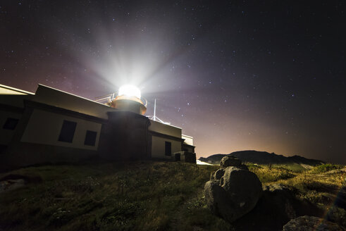 Spanien, Galicien, Ferrol, Kap Prior, Leuchtturm bei Nacht - RAE000217