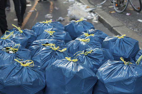 Deutschland, Berlin, Kreuzberg, Müllsäcke nach der Demonstration am 1. Mai, lizenzfreies Stockfoto