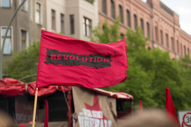 Deutschland, Berlin, Kreuzberg, Rote Fahne auf Demostation am 1. Mai - TAMF000074