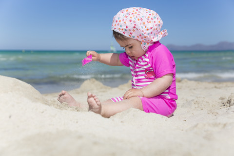 Spanien, Mallorca, kleines Mädchen spielt am Strand, lizenzfreies Stockfoto