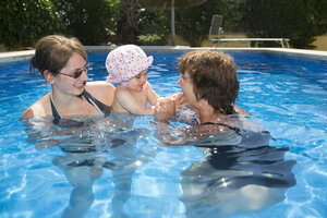 Spanien, Mallorca, kleines Mädchen mit Mutter und Oma im Schwimmbad - ROMF000064