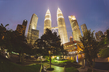 Malaysia, Kuala Lumpur, Petronas-Türme bei Nacht - GIOF000004