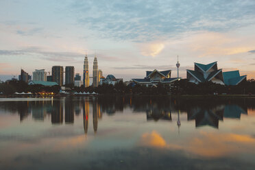 Malaysia, Kuala Lumpur, Skyline bei Sonnenuntergang - GIOF000005