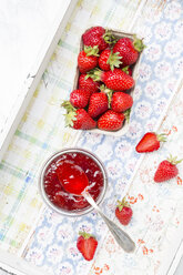 Glas Erdbeermarmelade und Schachtel mit Erdbeeren - LVF003560
