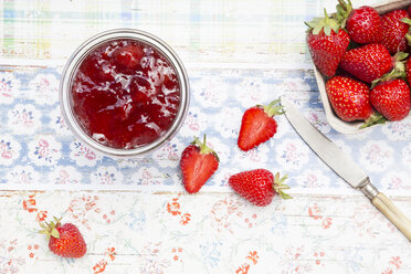 Glas Erdbeermarmelade und Schachtel mit Erdbeeren - LVF003558