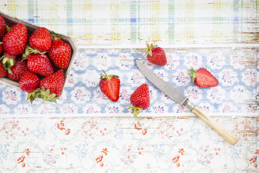 Sliced and whole strawberries - LVF003555