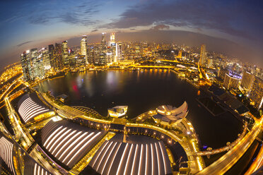 Singapur, Blick auf die Marina Bay am Abend - GIOF000011