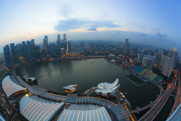 Singapur, Blick auf die Marina Bay am Abend - GIOF000015