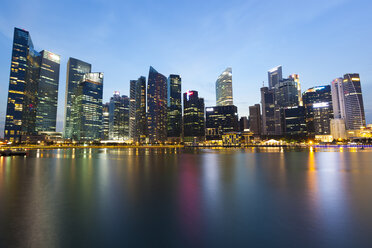 Singapur, Finanzviertel, Marina Bay, Blaue Stunde - GIOF000012