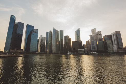 Singapore, Financial district, Marina Bay in the evening - GIOF000014