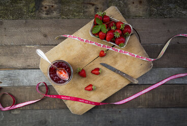 Glas hausgemachte Erdbeermarmelade, Schleife und Schachtel mit Erdbeeren - LVF003551