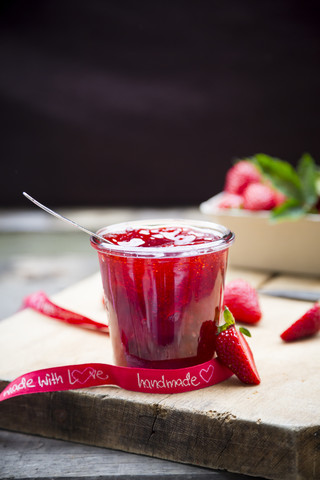 Ein Glas selbstgemachte Erdbeermarmelade, lizenzfreies Stockfoto